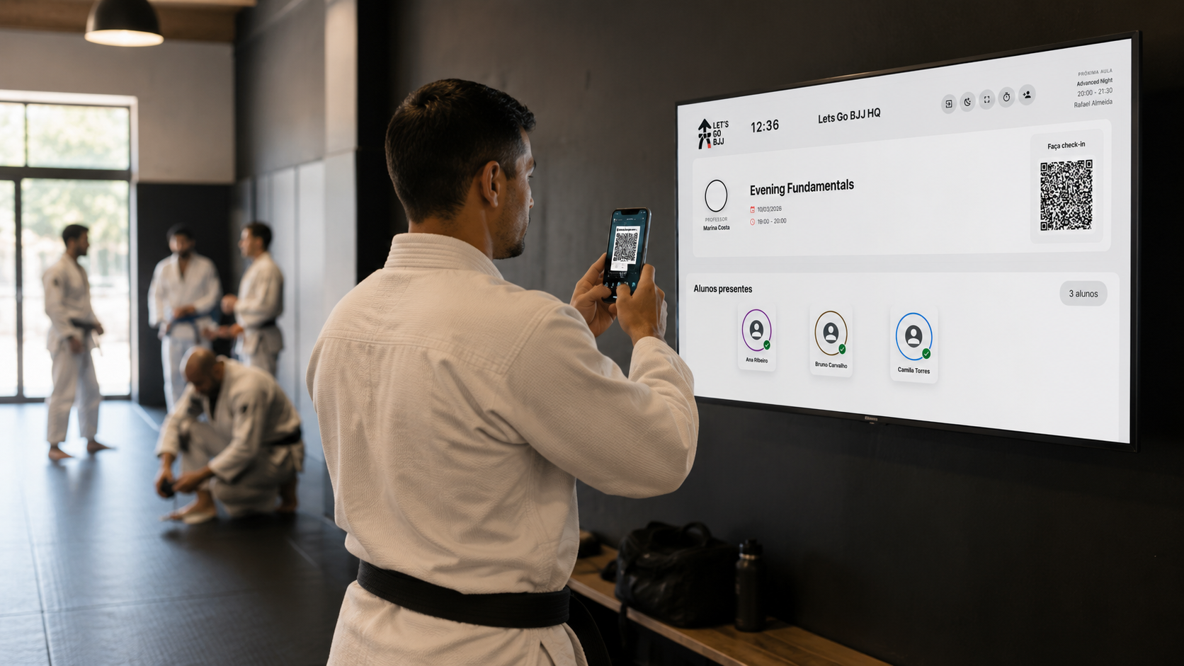 Aluno fazendo check-in por QR Code no celular antes de uma aula de Jiu-Jitsu
