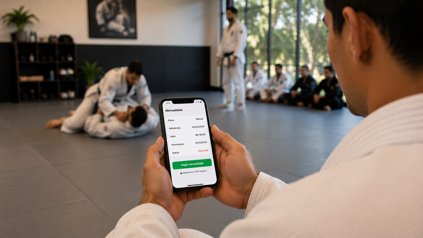 Gestor de academia de Jiu-Jitsu organizando cobranças dos alunos ao lado do tatame