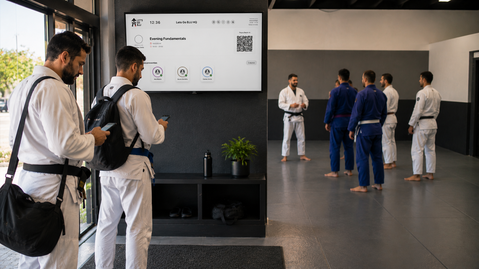Alunos fazendo check-in pelo celular enquanto o professor prepara a aula de Jiu-Jitsu